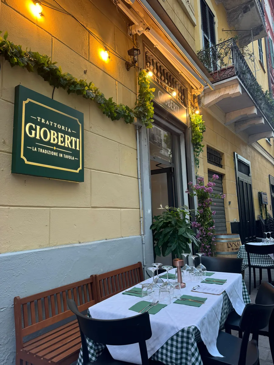 Ingresso della Trattoria Gioberti con tavoli all'esterno