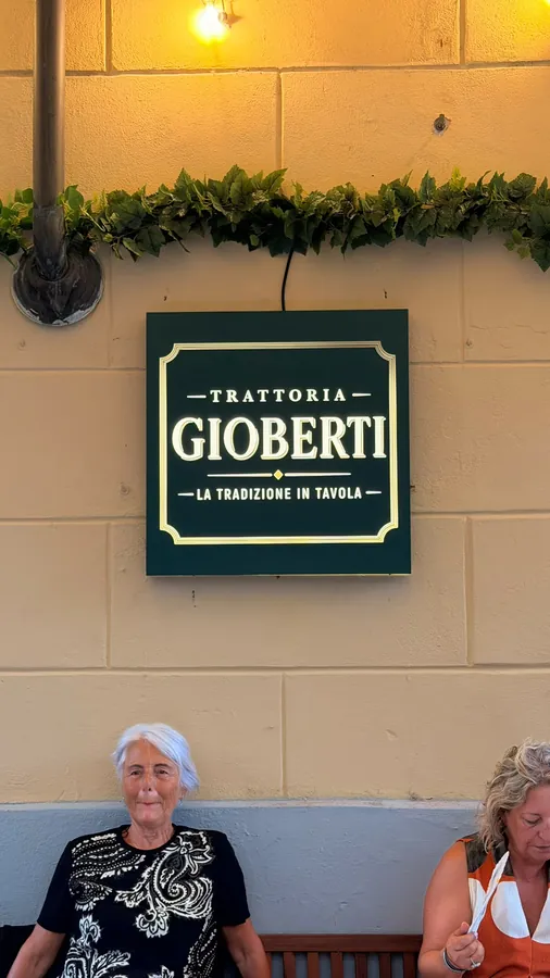 Insegna verde e oro della Trattoria Gioberti