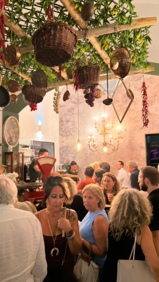 Sala con ospiti durante l'inaugurazione della trattoria