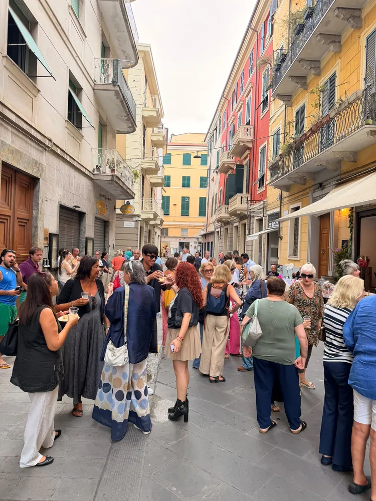 Persone riunite in Via Gioberti davanti alla trattoria