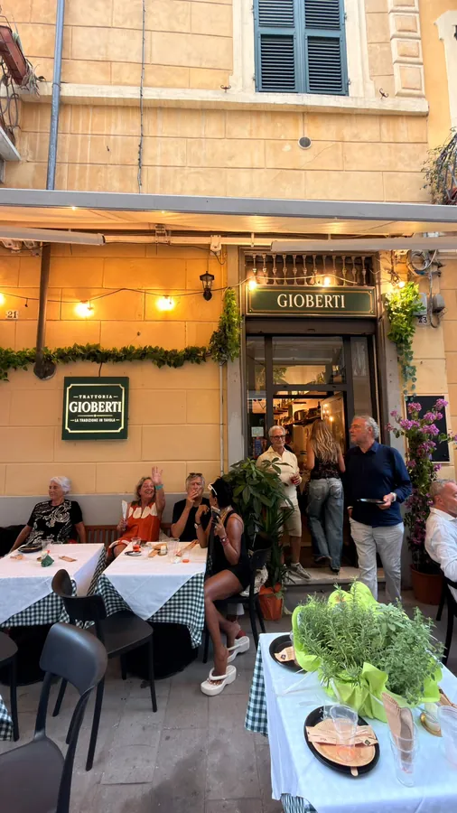 Tavoli all'esterno della Trattoria Gioberti