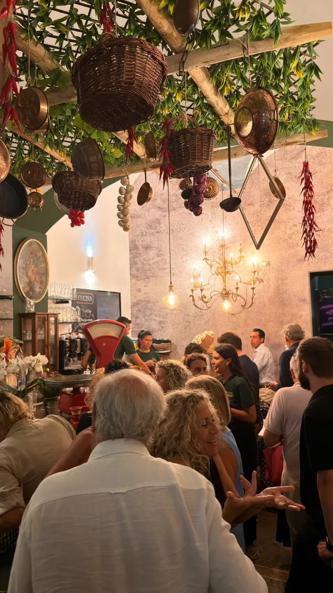 Ospiti riuniti durante l'inaugurazione della Trattoria Gioberti